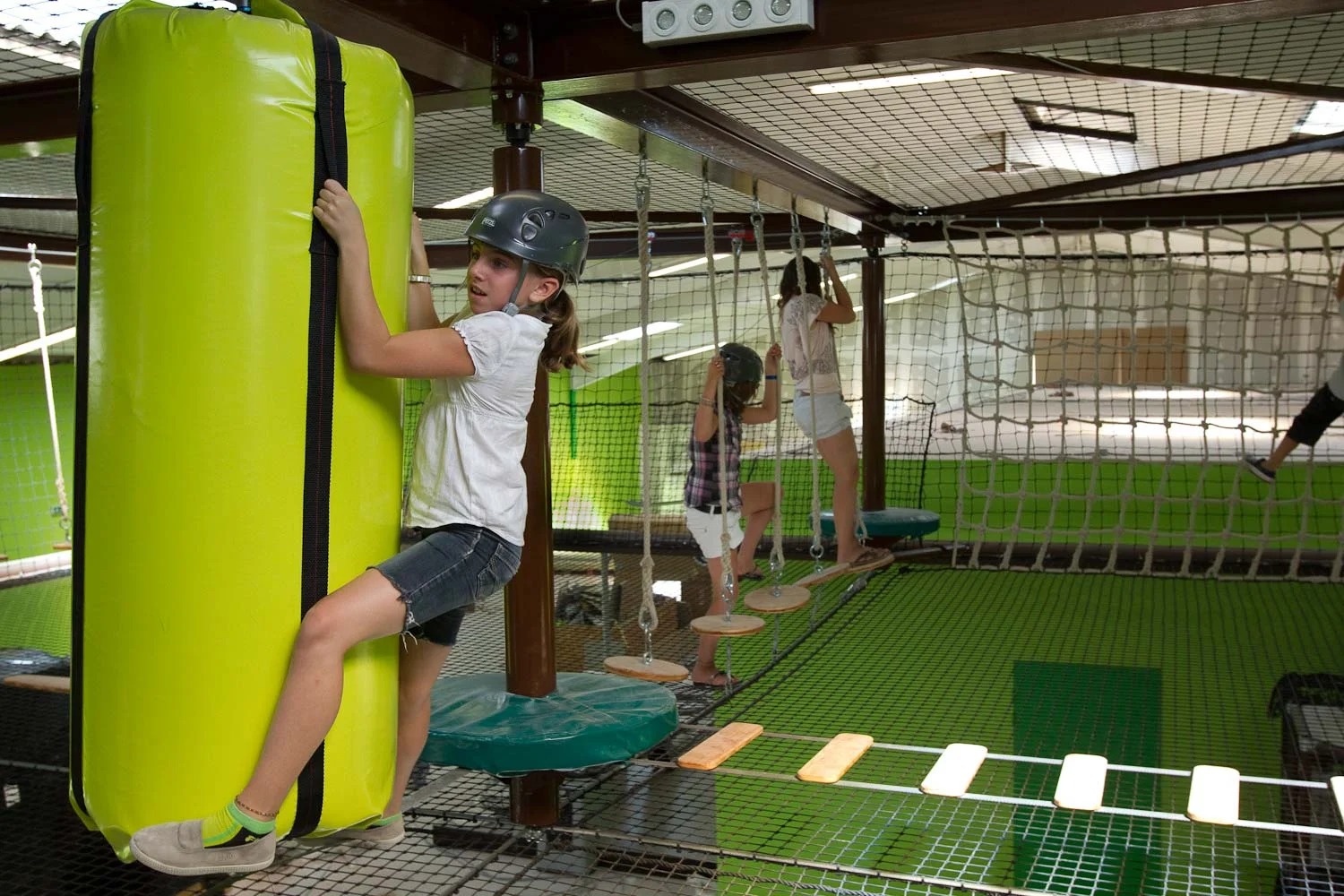 Enfants sur le parcours accrobranche intérieur de Fun City Fréjus