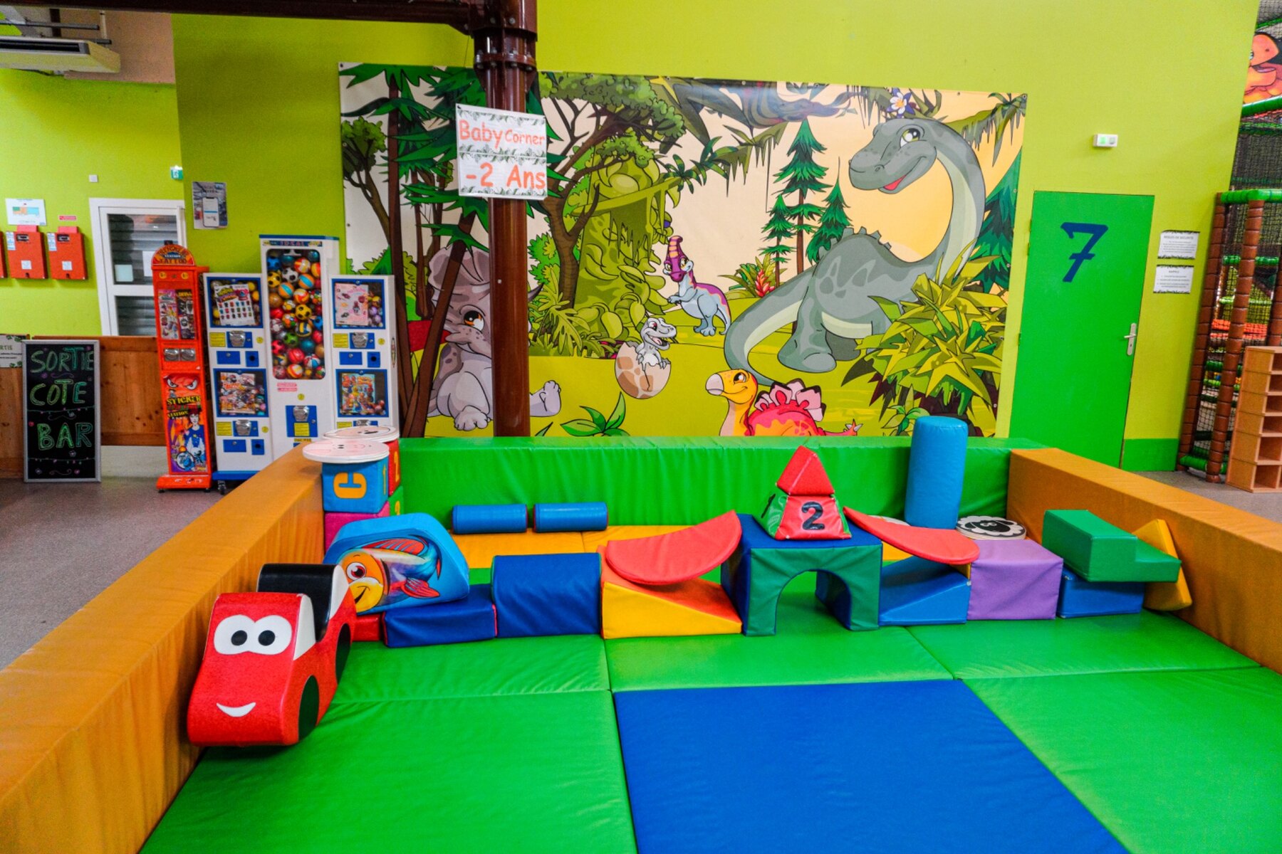 Le baby corner et ses modules de motricité colorés