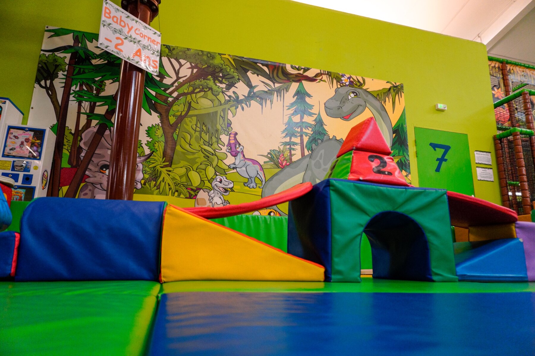 Petit tunnel en mousse dans le baby corner