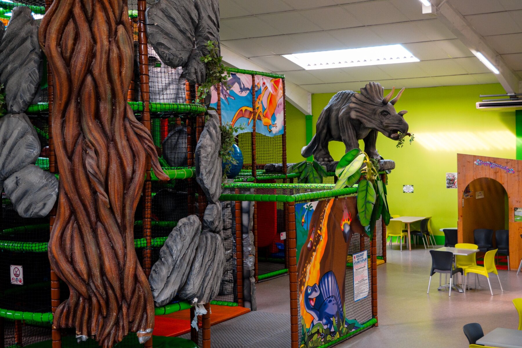 Dinosaures et décors de jungle dans la Zone Dino