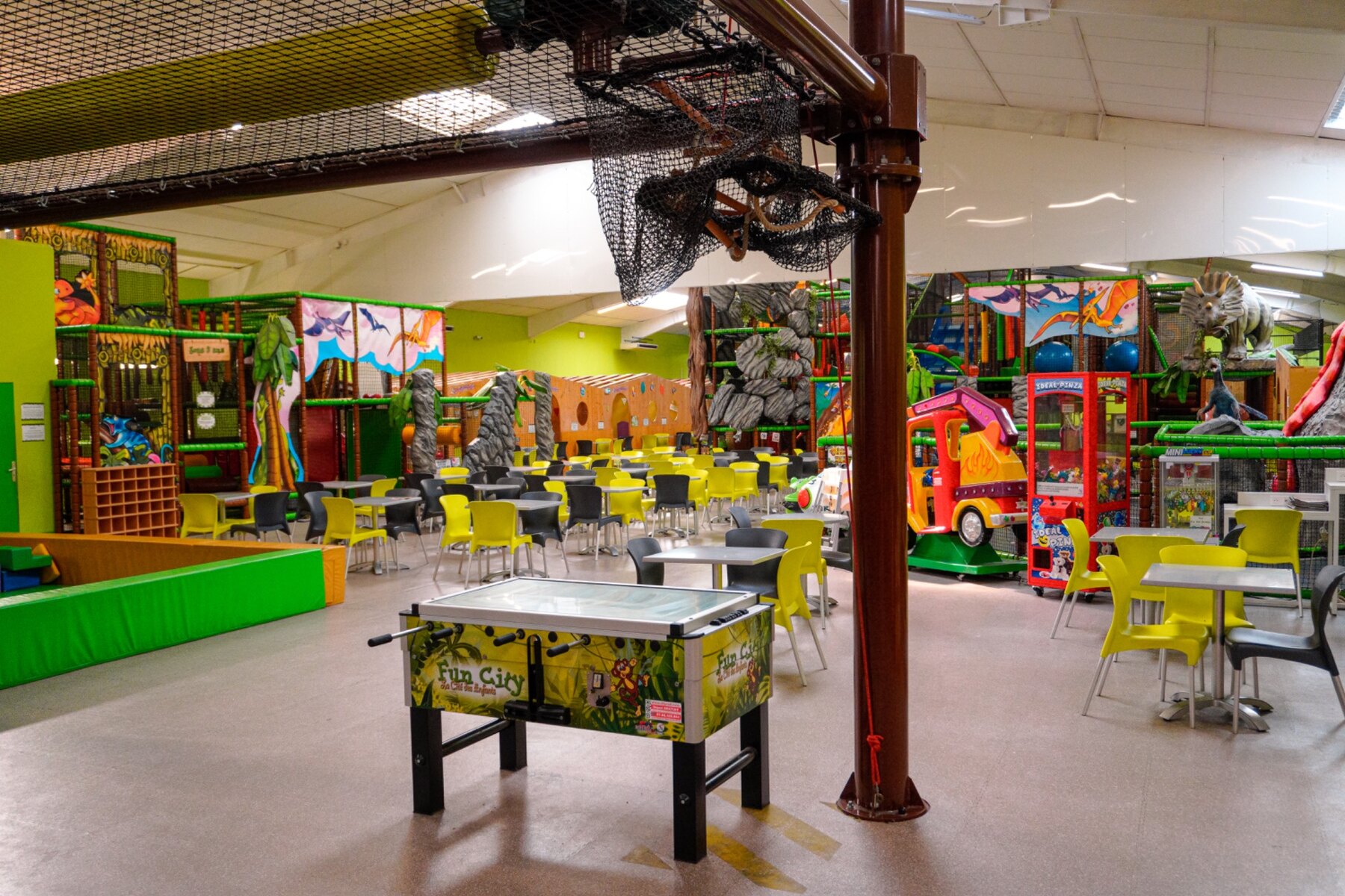 Tables pour les familles et structures de jeux de la Zone Dino à Fun City