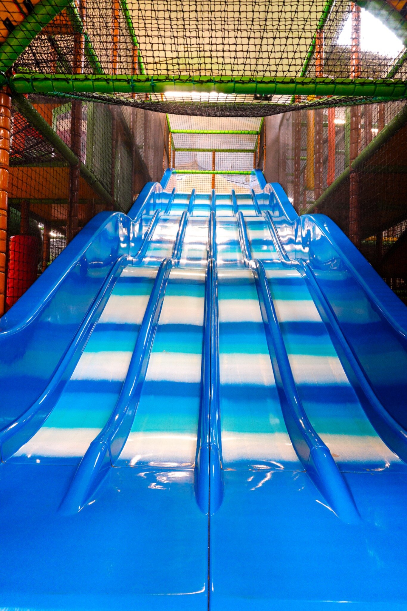 Grand toboggan bleu de la Zone Dino à Fun City Fréjus