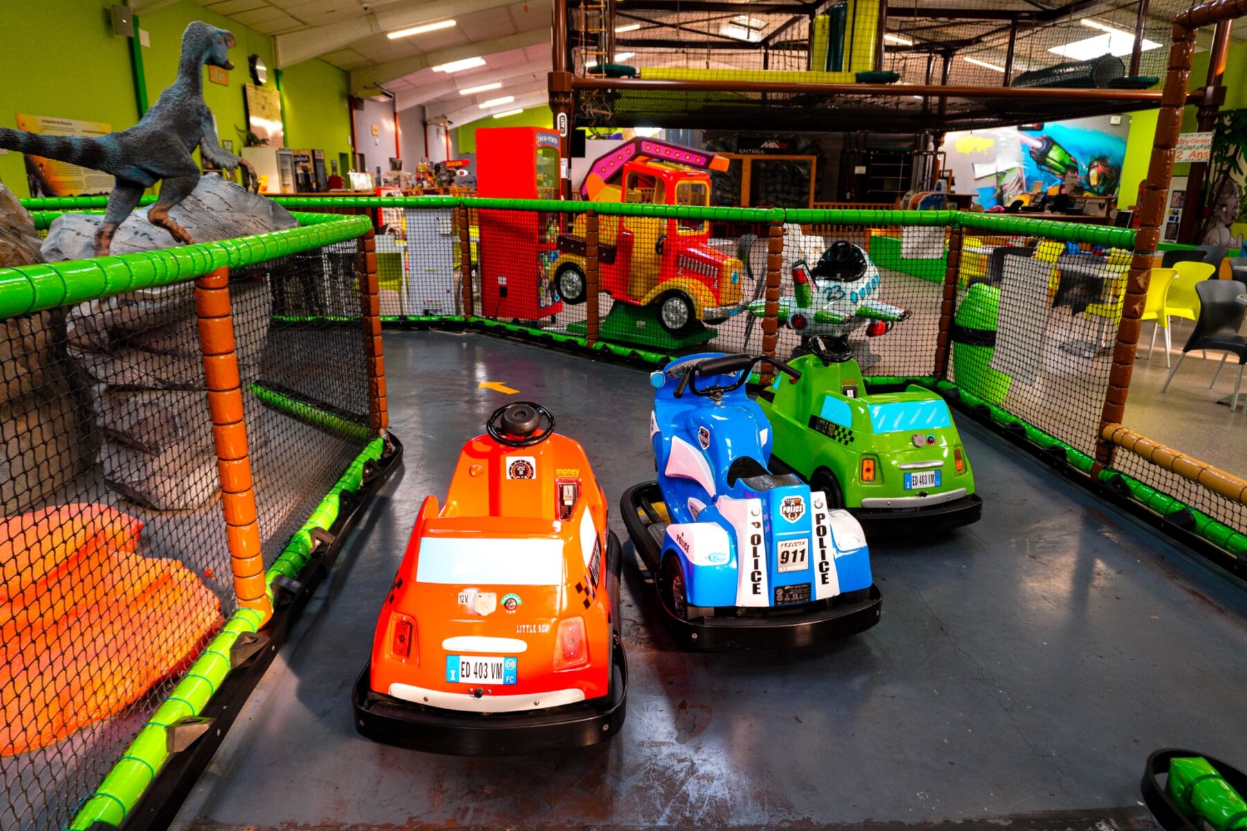 Mini-karts orange, bleu et vert sur la piste de Fun City