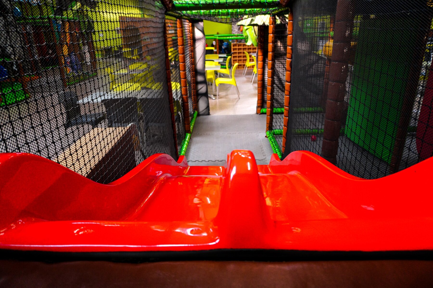 Toboggan rouge de la petite structure