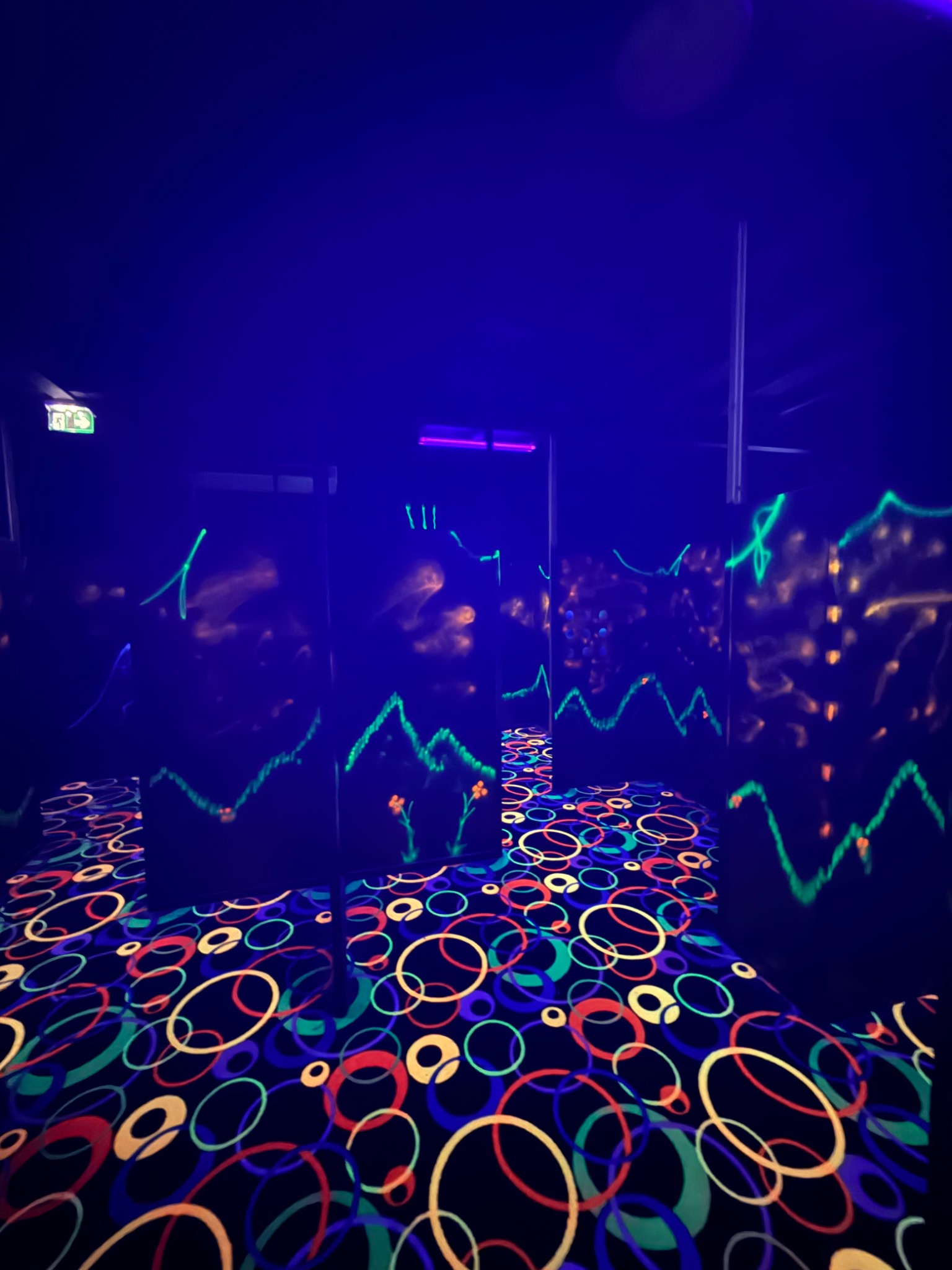 Arène LaserMaxx sous les lumières colorées