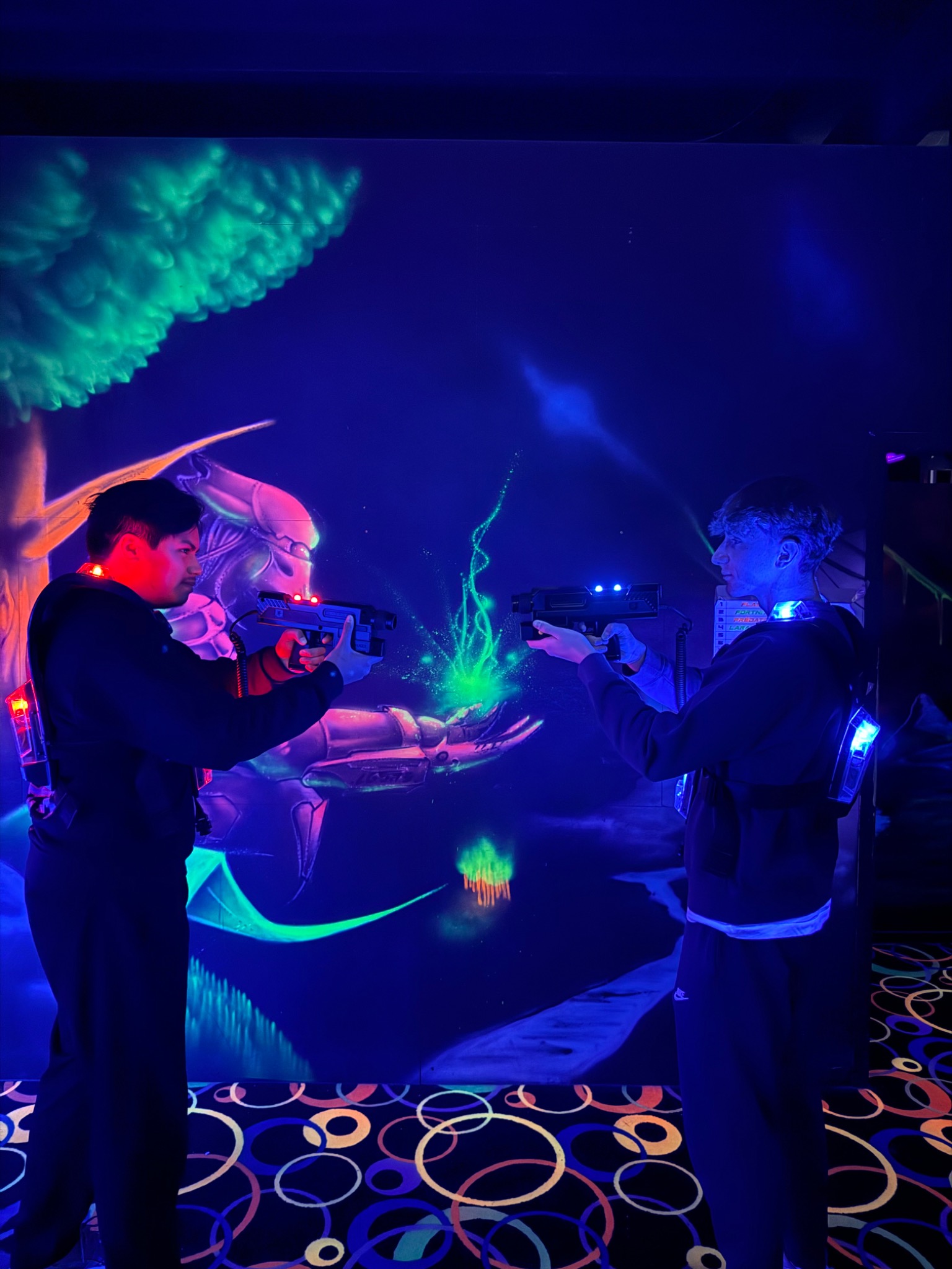 Deux joueurs se défient dans l’arène LaserMaxx
