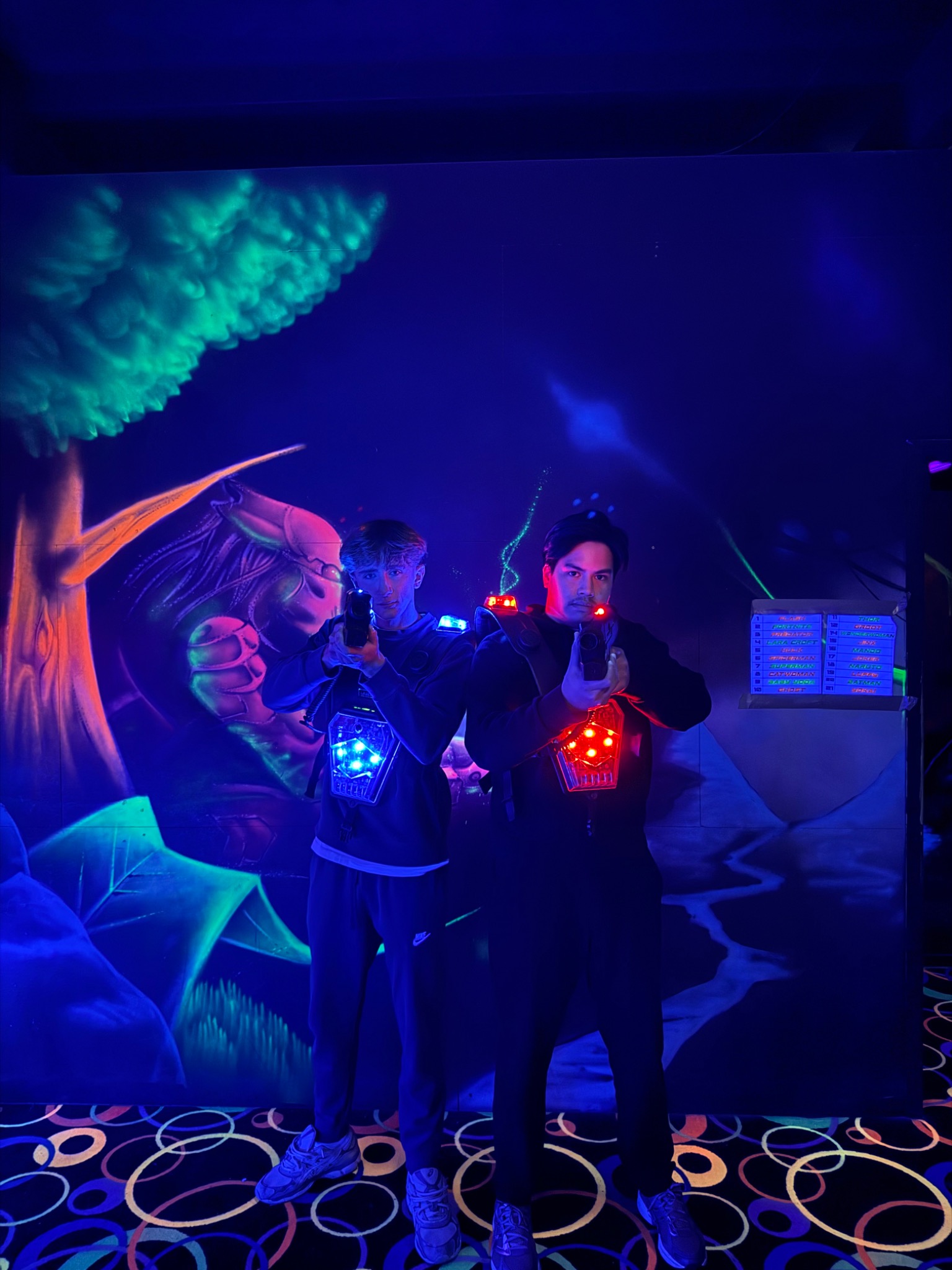 Joueurs équipés dans l’arène LaserMaxx de Fun City Fréjus