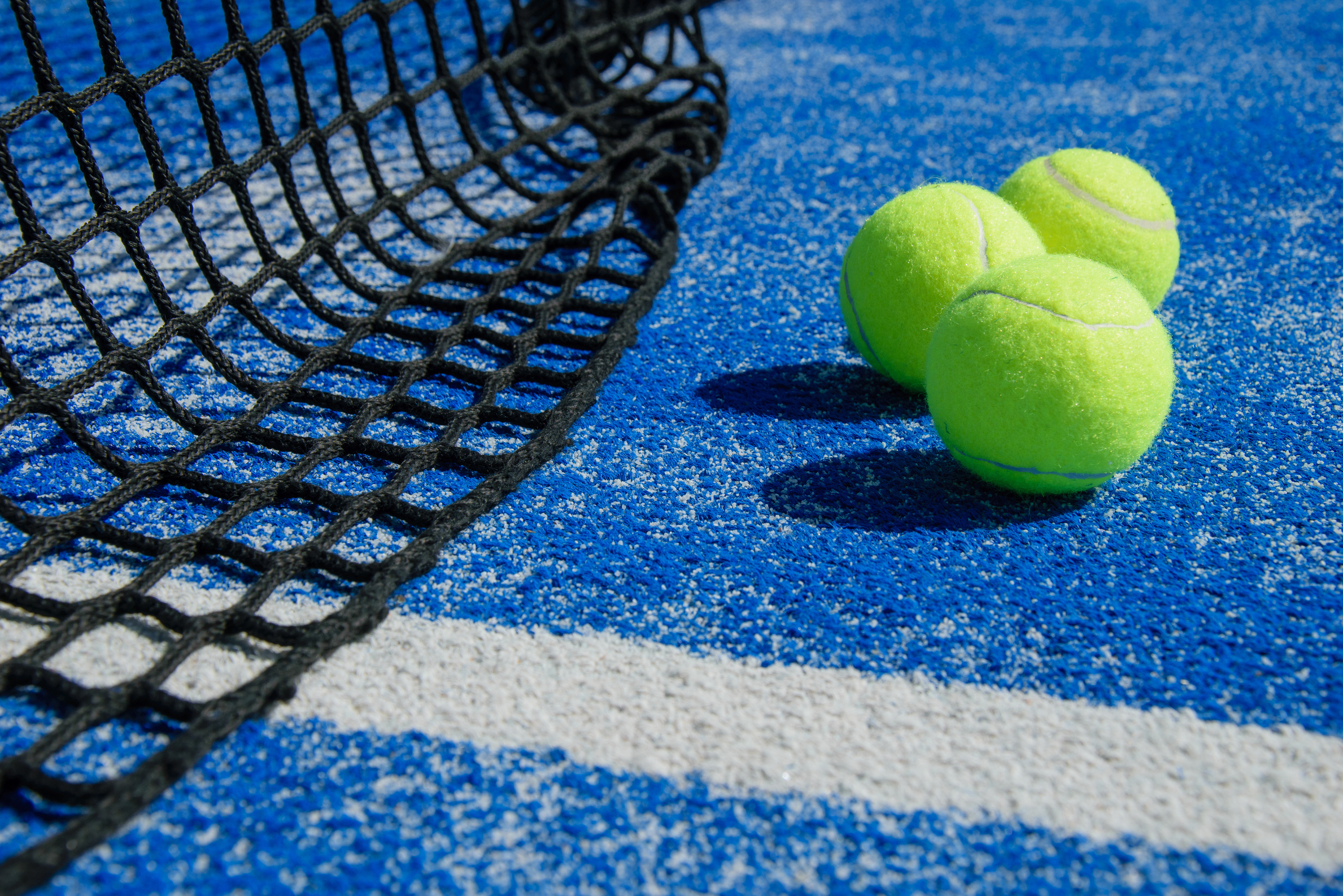 Équipe réunie autour d’un court de Padel chez Pad&Ball