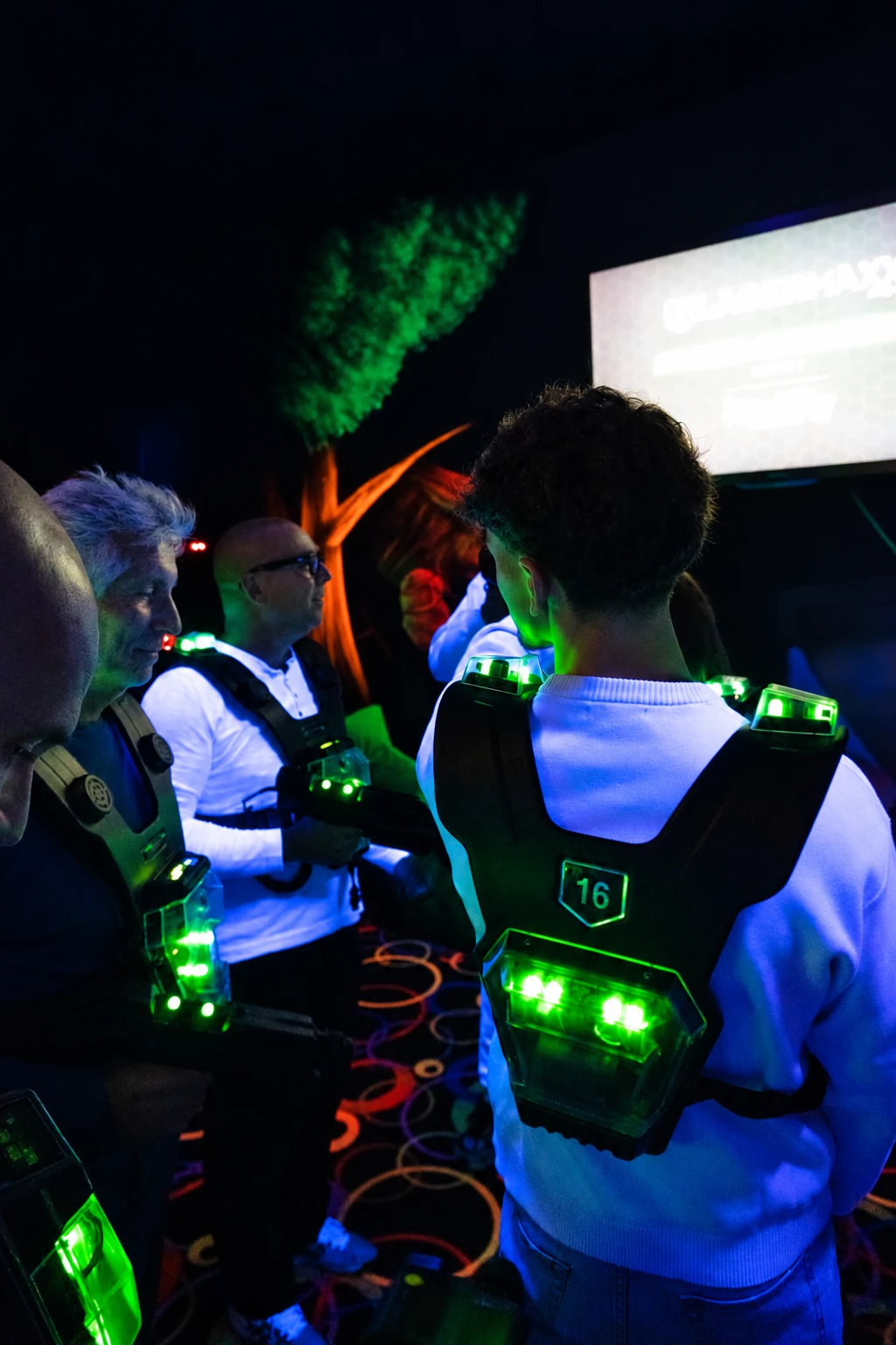 Groupe équipé de gilets LaserMaxx pendant le briefing à Fun City Fréjus