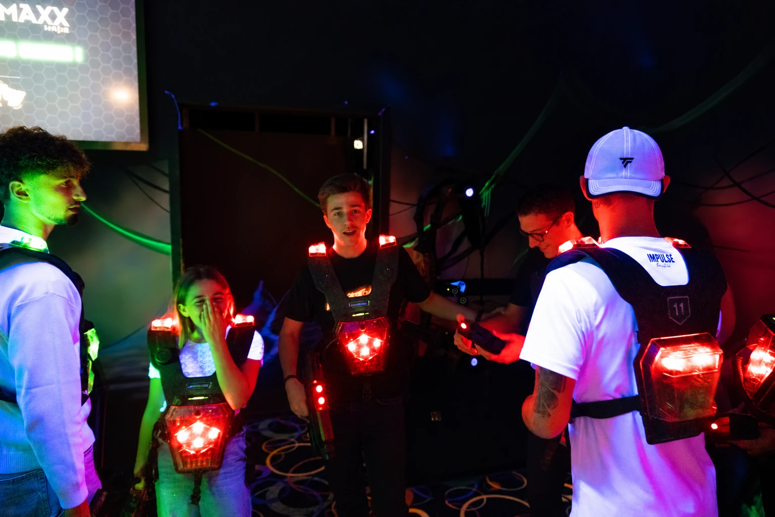 Un groupe partage une partie de laser game dans la Zone LaserMaxx à Fréjus